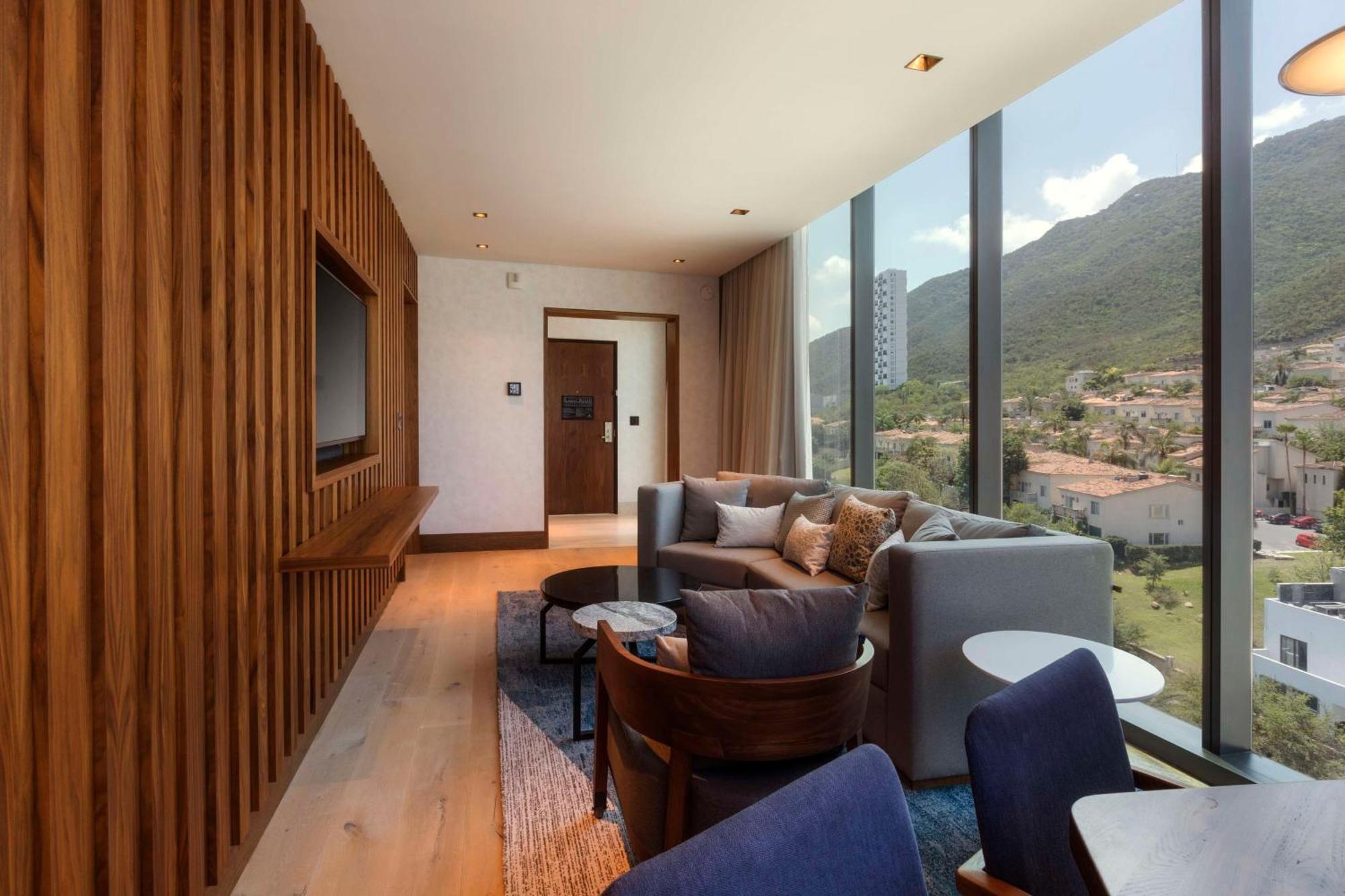 King Suite Club Access